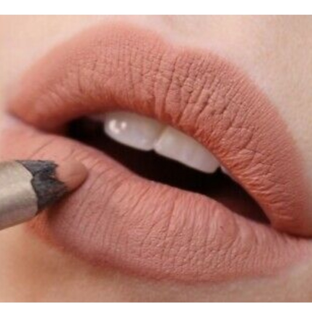 Mariah Carey lip liner